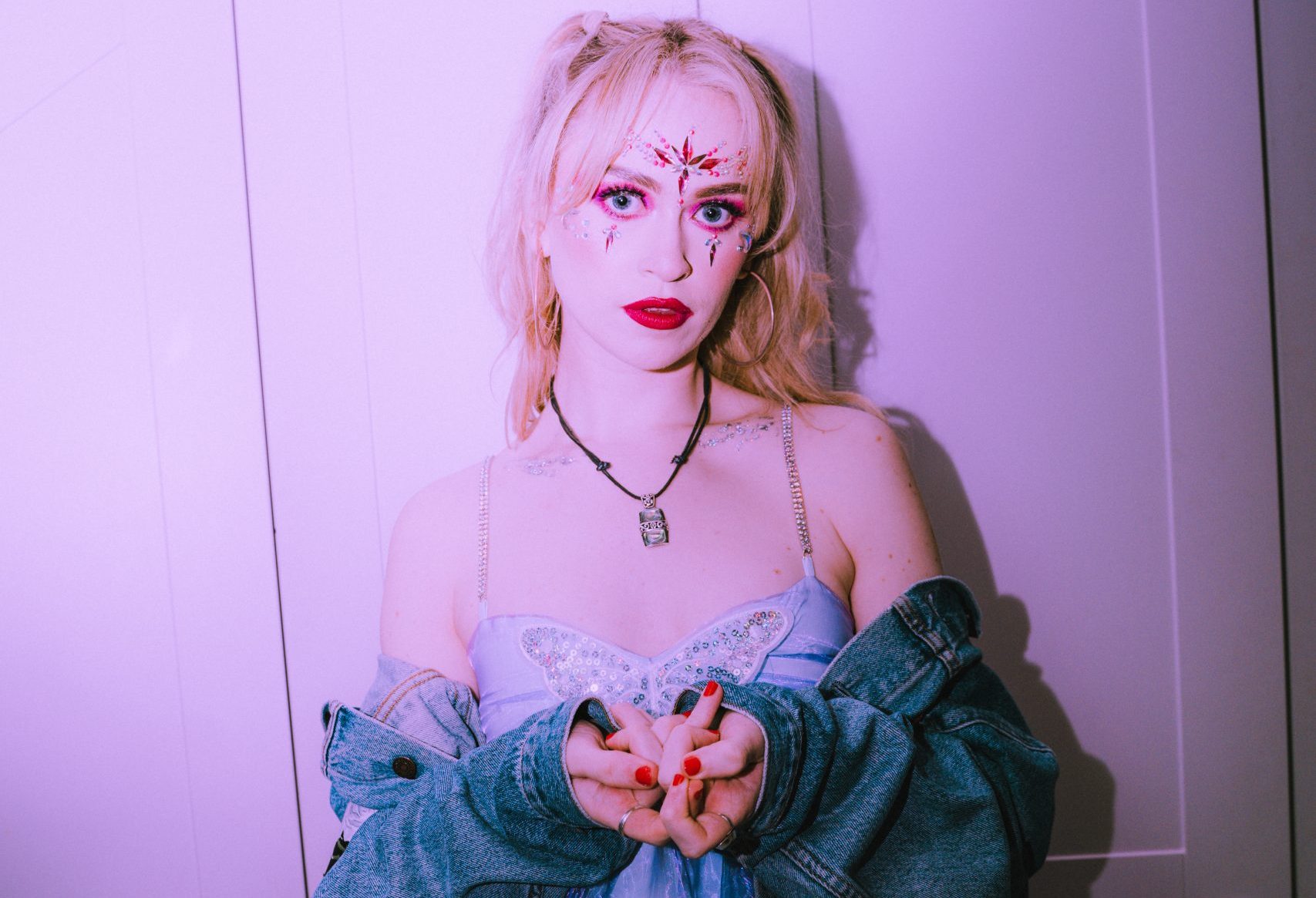 Dana Luna Releases Playful New Single “Mascara”