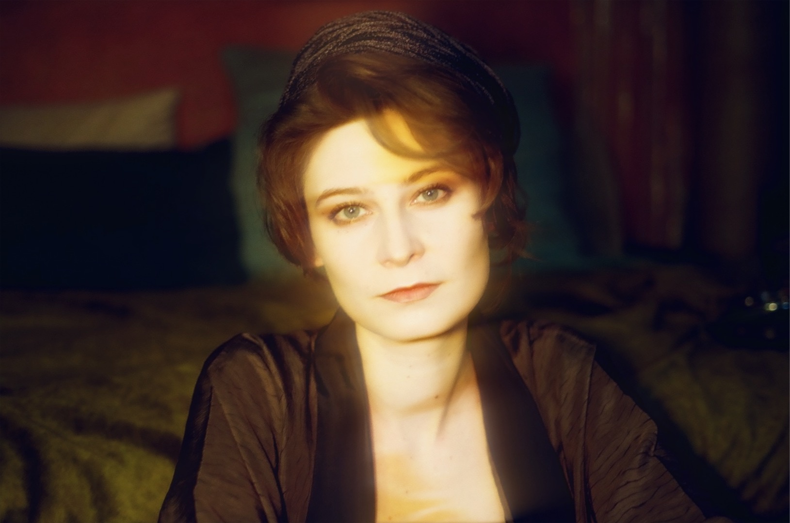 Eva Nolia Vae Delivers a Captivating Debut with Empty Hands