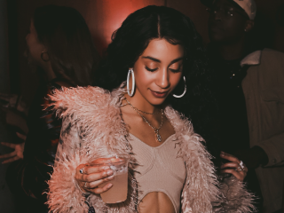 Suzi Reclaims the Spotlight with Genre-Bending, Emotionally Charged Release “TIED TO ME”