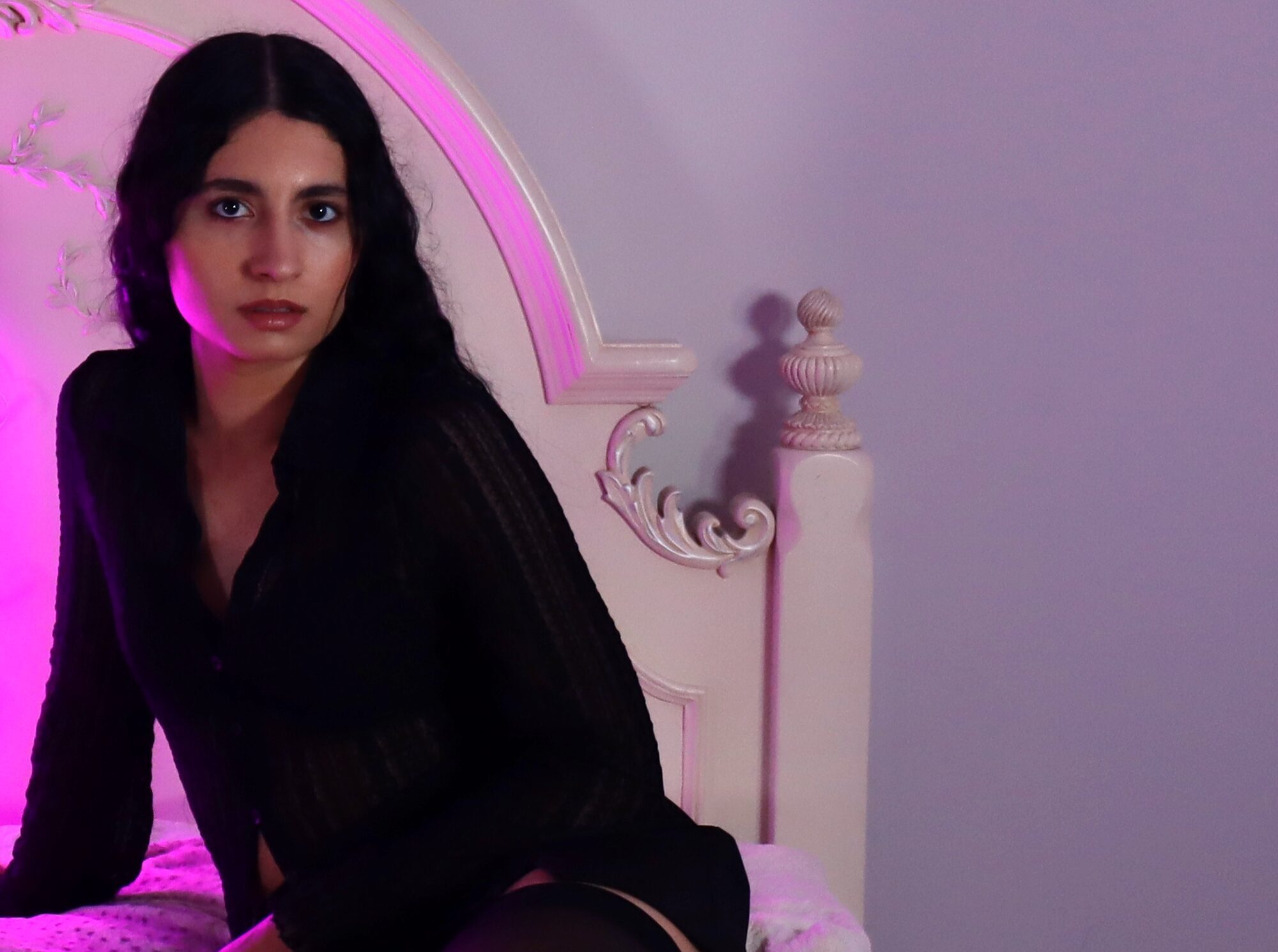 Indira Ellis Releases New alt-pop Anthem ‘Spellbound’