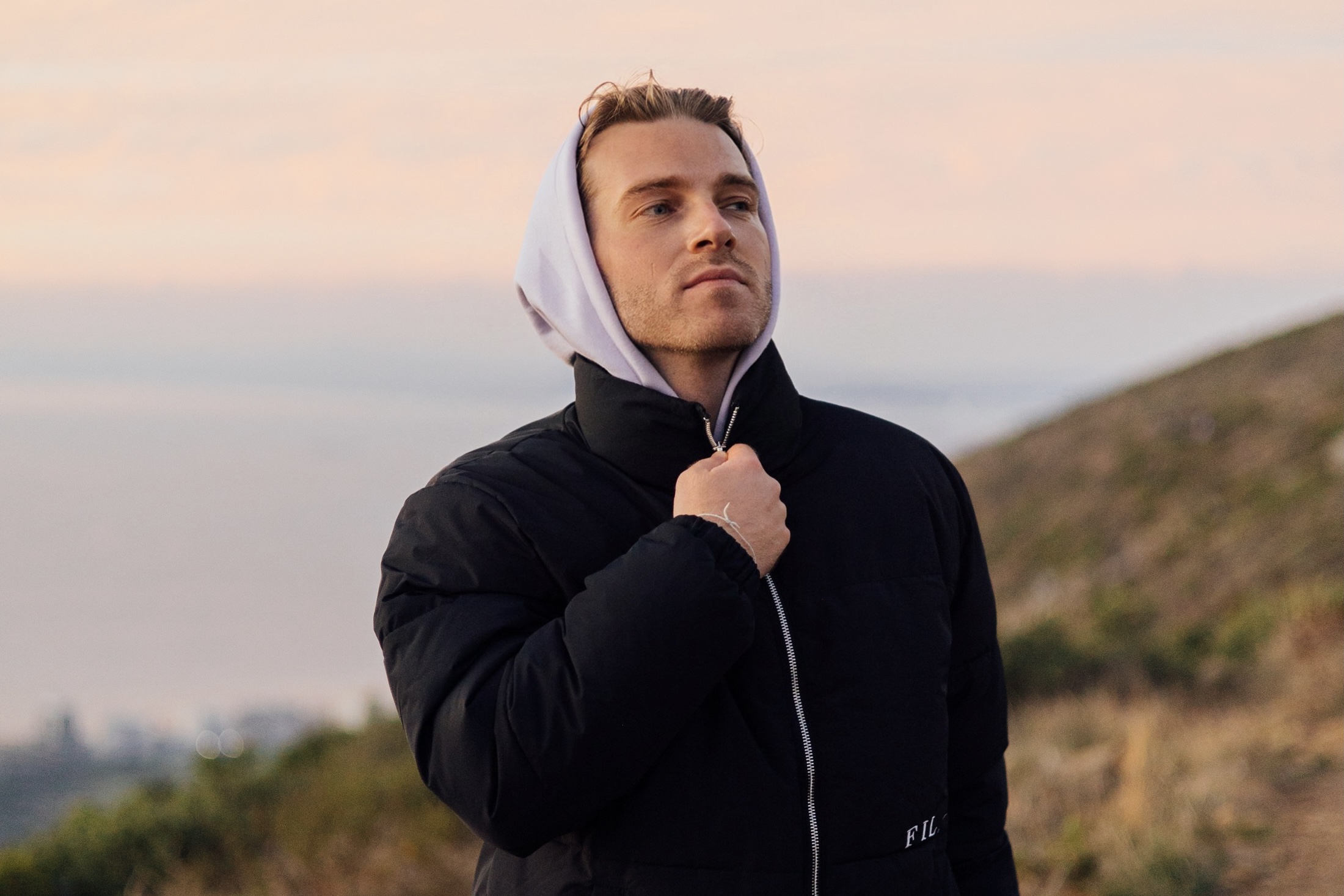 Re:um Releases Euphoric, Ambient New Guitar-led ‘Burn (Me Down)’
