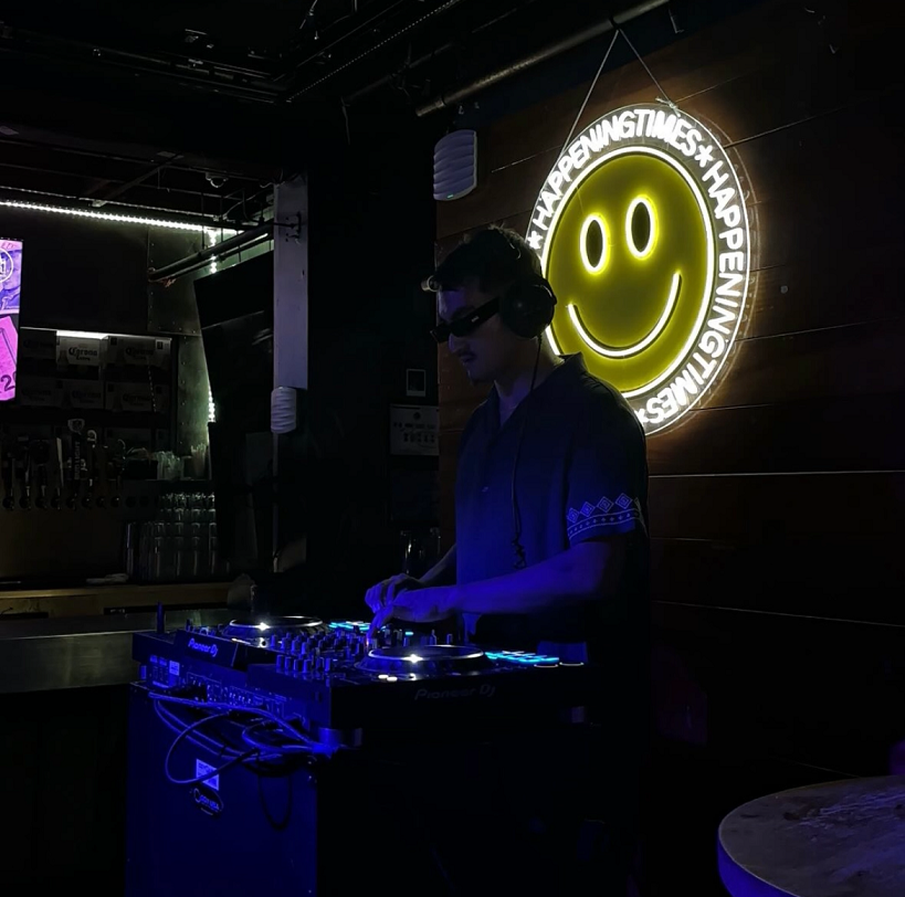 Trill Bans Is Redefining Latin EDM With His Breakout Single “más y más”