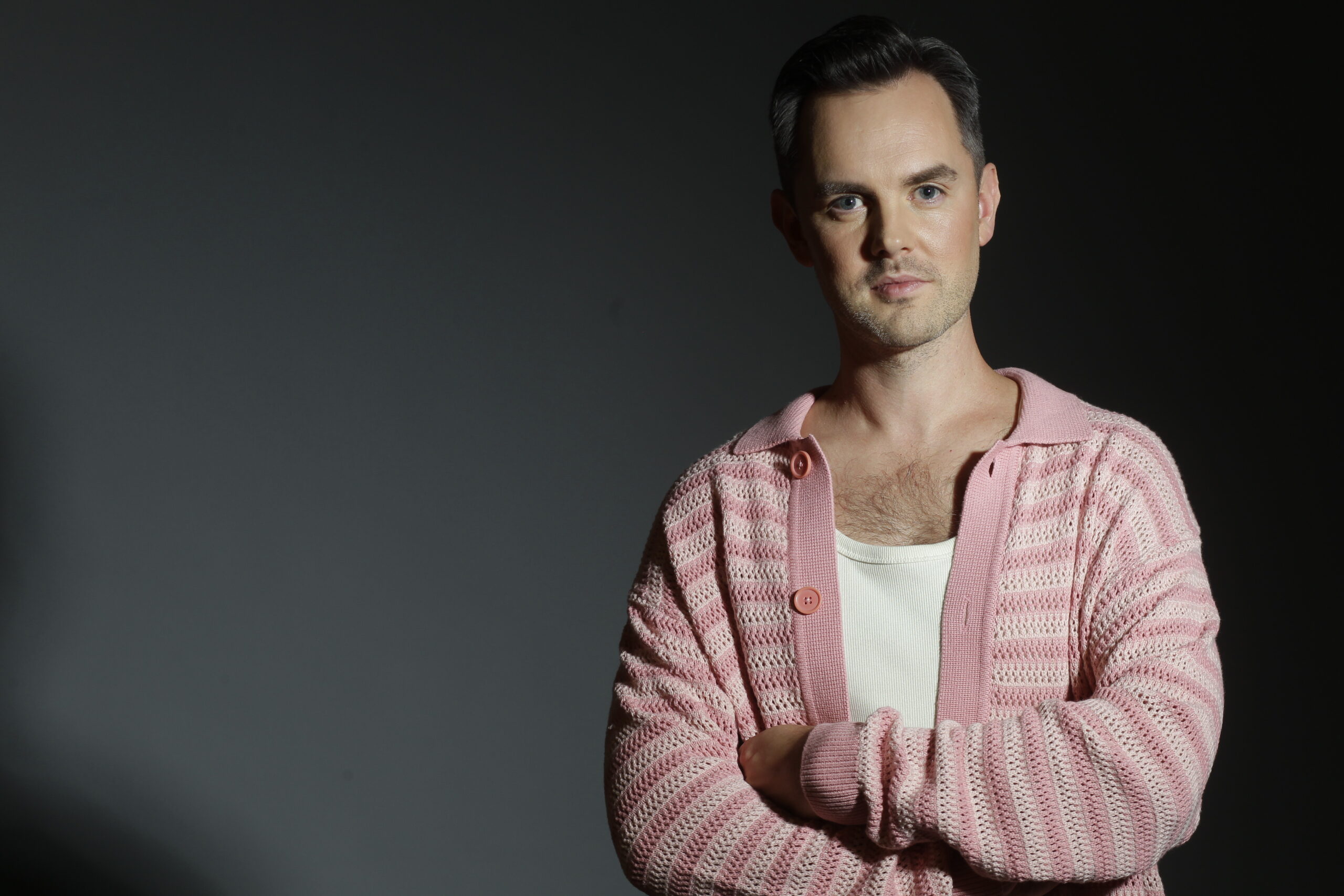 Fredrik Norlindh Unveils a Cinematic, Genre-Defying Debut with ‘Contrasting Notes’