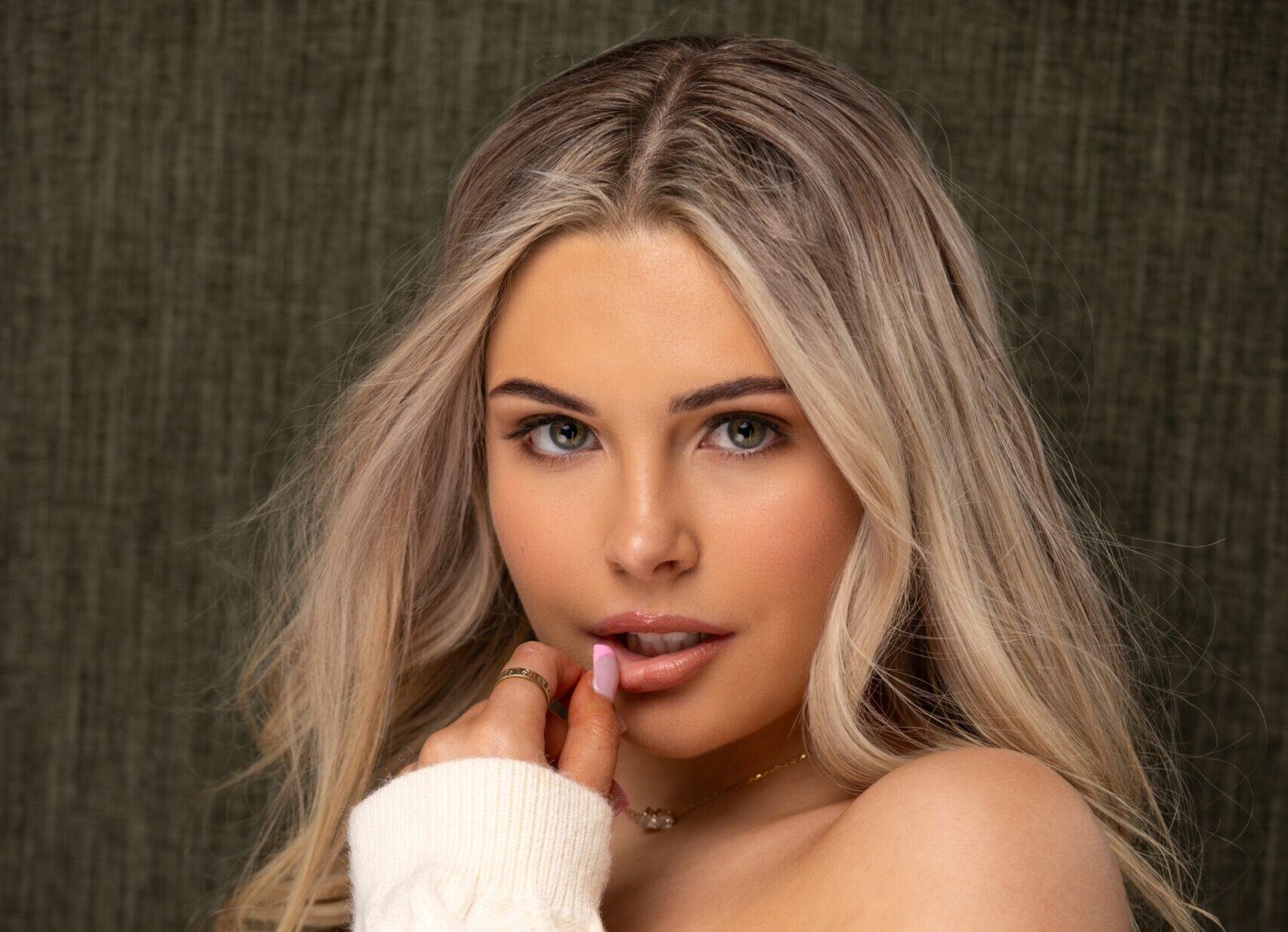 Hannah Zeta Grace Unveils Her Music Era With a Star-Built Debut EP Set for 2026