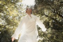 Surpo Turns Emotional Stillness Into a Striking Latin Pop Moment on “El Ruido Se Va”
