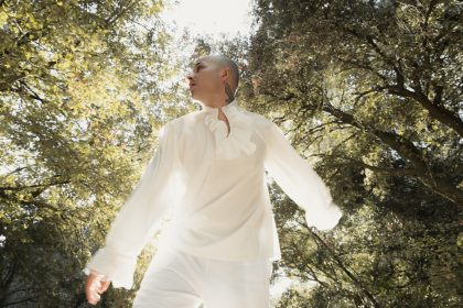 Surpo Turns Emotional Stillness Into a Striking Latin Pop Moment on “El Ruido Se Va”
