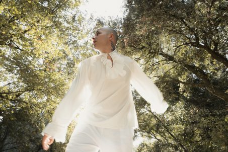 Surpo Turns Emotional Stillness Into a Striking Latin Pop Moment on “El Ruido Se Va”