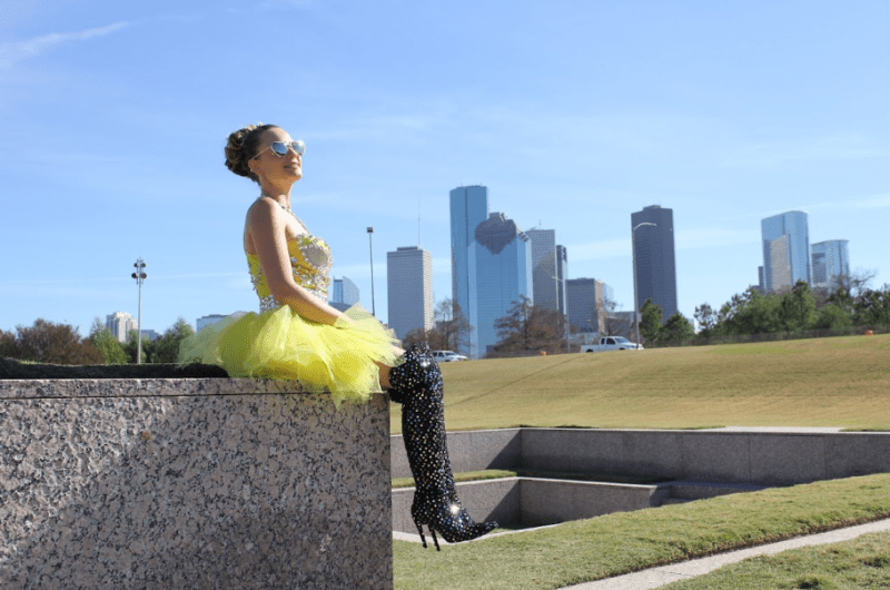 Neona Ray Begins a New Chapter with ‘Those Two Blue Eyes’