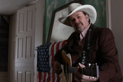 Richard Lynch Honors a Mother’s Lifetime of Care on “Wait For Me”
