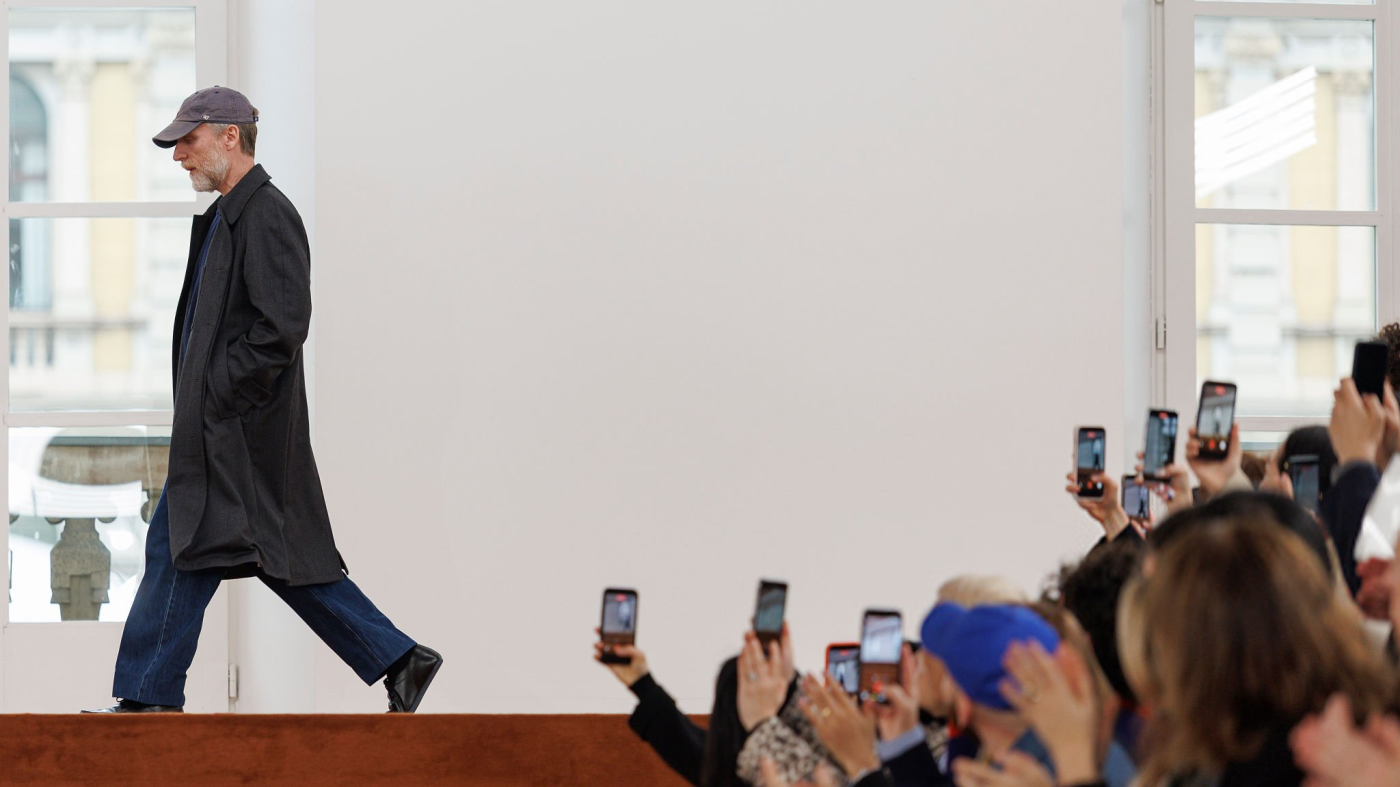 Simone Bellotti - MILAN, ITALY - FEBRUARY 25: Fashion designer Simone Bellotti acknowledges audience on the runway at the Jil Sander fashion show during the Milan Fashion Week - Womenswear Fall/Winter 2026/2027 on February 25, 2026 in Milan, Italy. (Photo by Justin Shin/Getty Images)