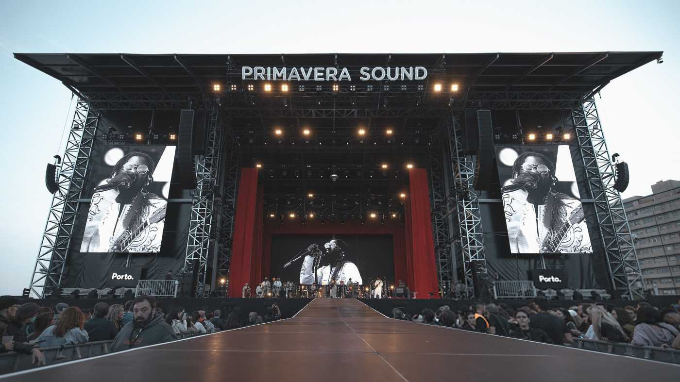 Michael Kiwanuka - PORTO, PORTUGAL - JUNE 13: Michael Kiwanuka performs in concert during day 2 of the Primavera Sound Festival at Parque da Cidade on June 13, 2025 in Porto, Portugal. (Photo by Paulo Pinho/Redferns)