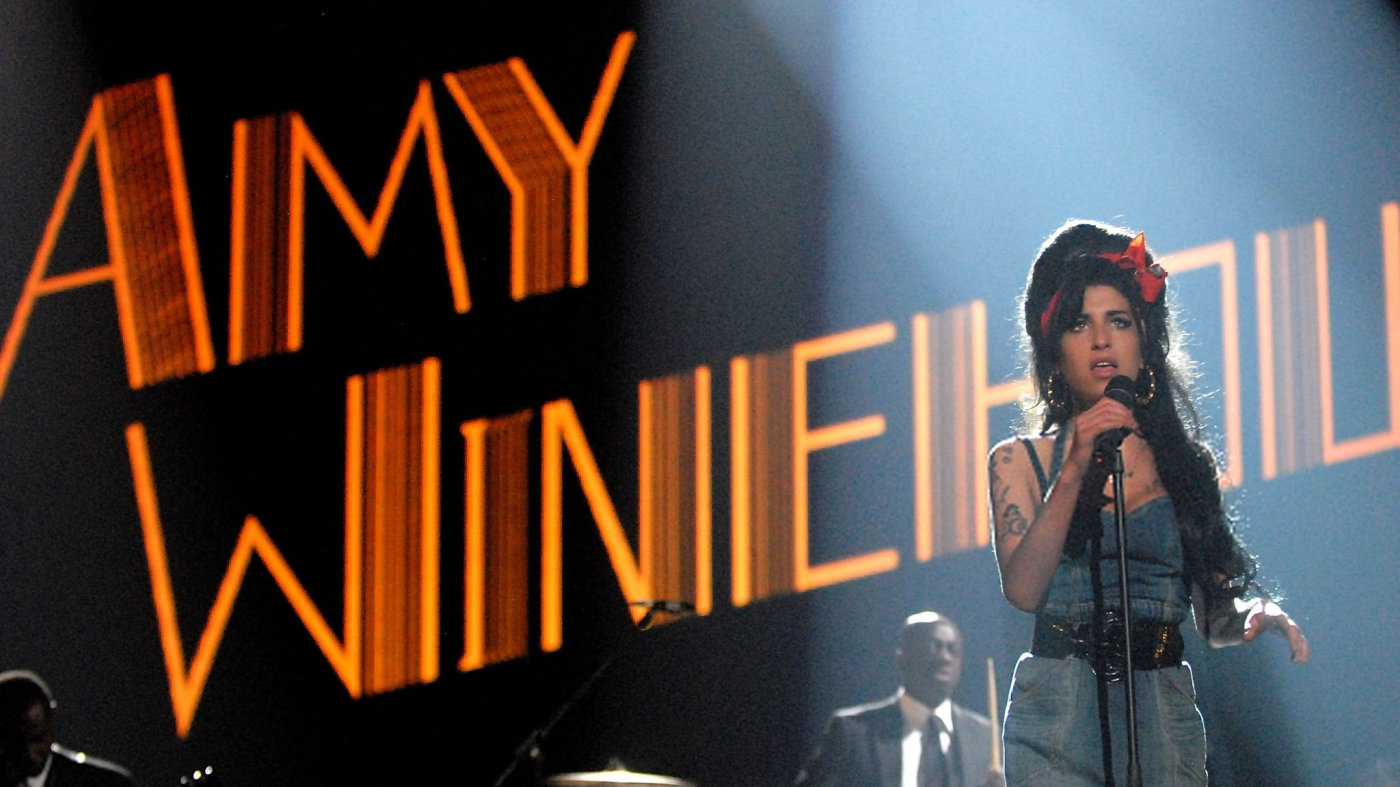 Amy Winehouse - MUNICH, GERMANY - NOVEMBER 01: Singer Amy Winehouse performs "Back to Black" on stage during the 2007 MTV Europe Music Awards held at the Olympiahalle on November 1, 2007 in Munich, Germany. (Photo by Jeff Kravitz/FilmMagic)