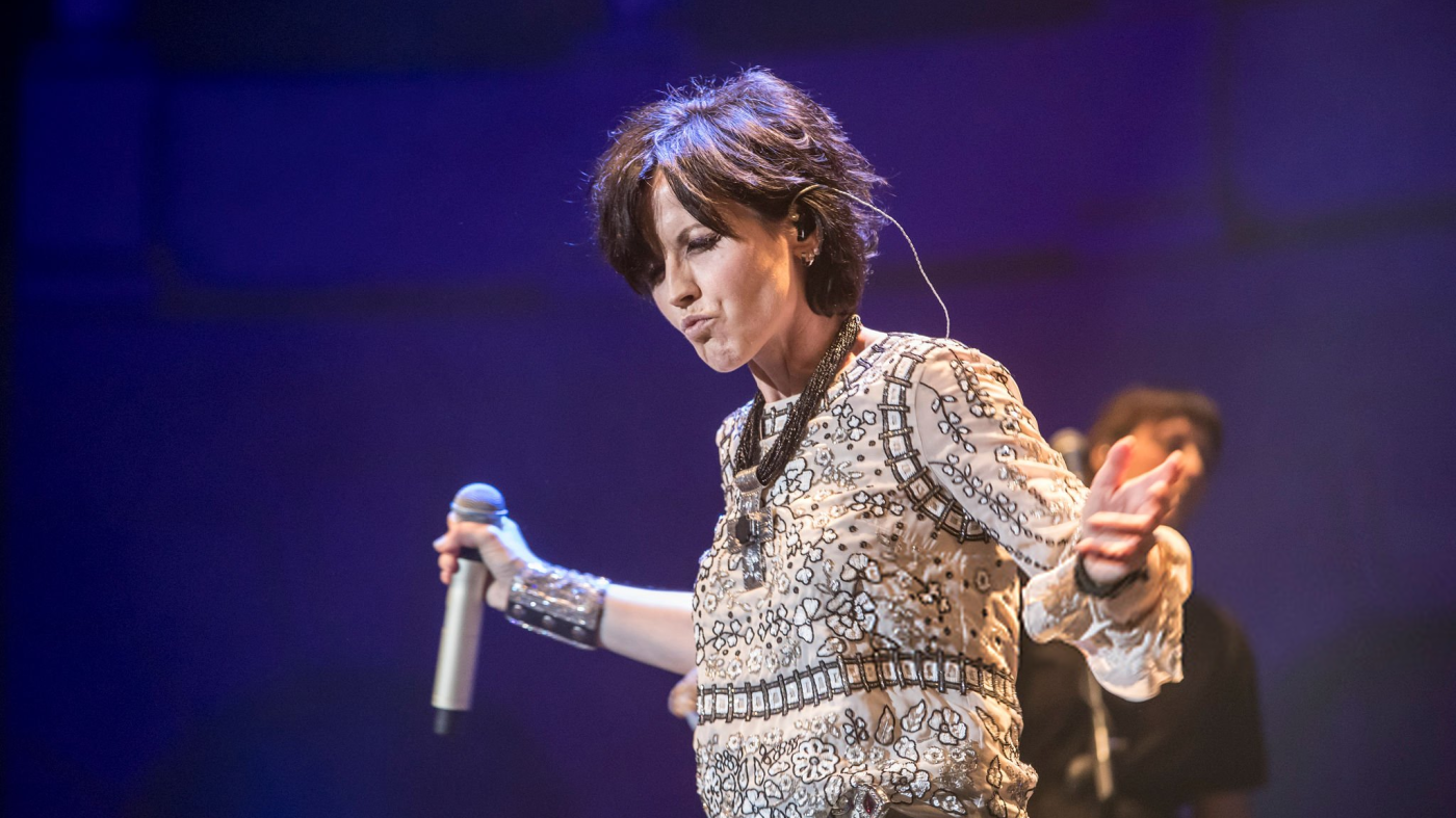 Dolores O'Riordan - BARCELONA, SPAIN - JUNE 11: Dolores O'Riordan of The Cranberries performs in concert during Festival Jardins de Pedralbes on June 11, 2016 in Barcelona, Spain. (Photo by Xavi Torrent/WireImage)